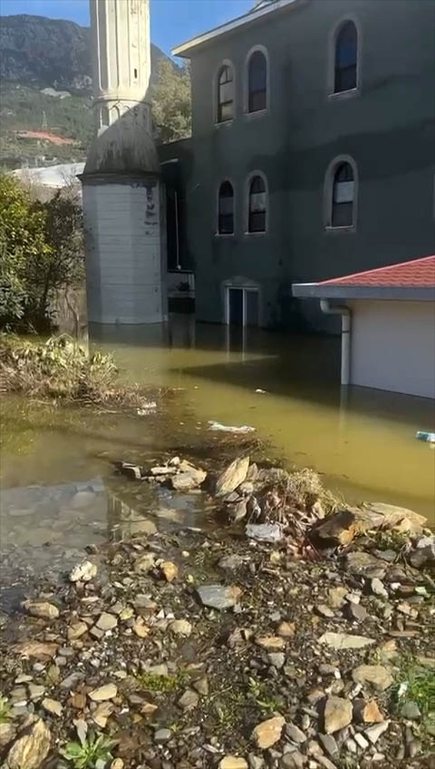 Antalyada 24 saatte metrekareye 74,4 kilogram yağış düştü Çay taştı, mahsur kalanlar kurtarıldı