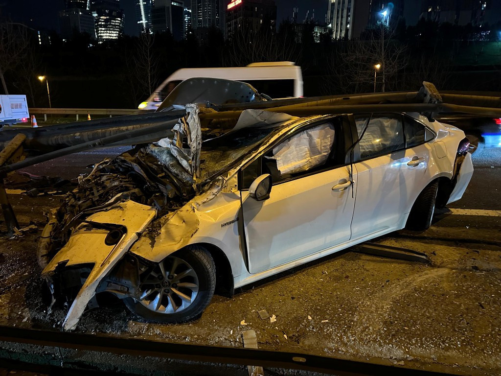 Ataşehir'de makas attığı iddia edilen sürücü kazaya neden oldu