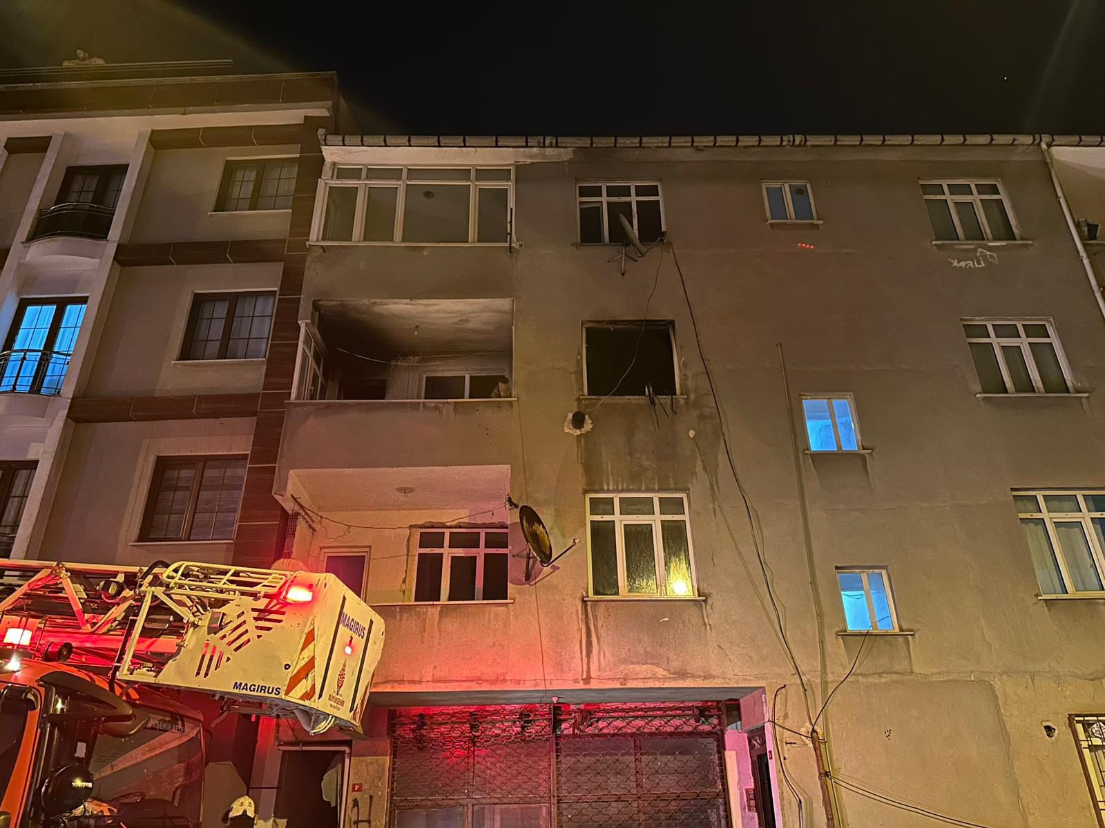 Sancaktepe’de üç katlı binada yangın