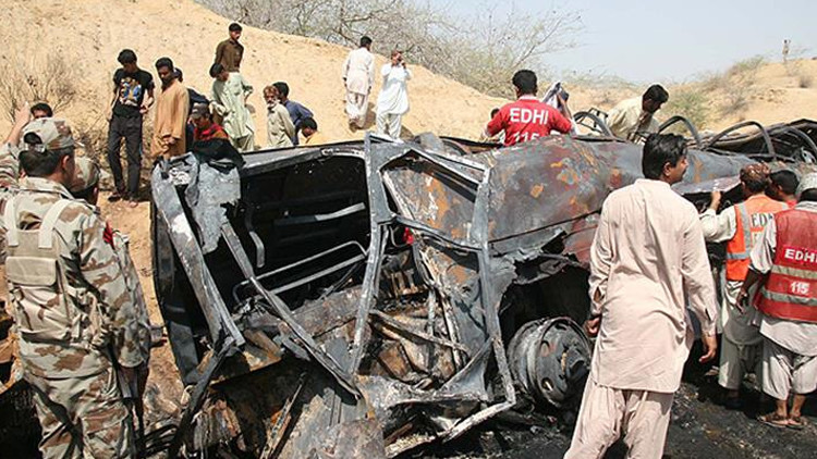 Pakistan'da yolcu otobüsü TIR'la çarpıştı: 11 ölü