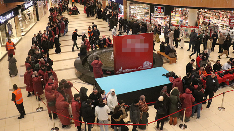 İstanbul'dan bile gelen vardı! Mağaza önünde çadır kuranlar oldu, 1 kilometrelik kuyruk oluştu