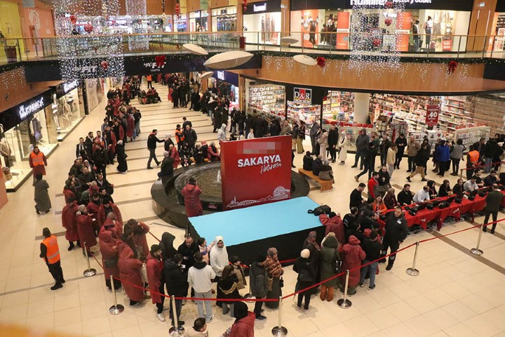 İstanbuldan bile gelen vardı Mağaza önünde çadır kuranlar oldu, 1 kilometrelik kuyruk oluştu İstanbuldan bile gelen vardı Mağaza önünde çadır kuranlar oldu, 1 kilometrelik kuyruk oluştu