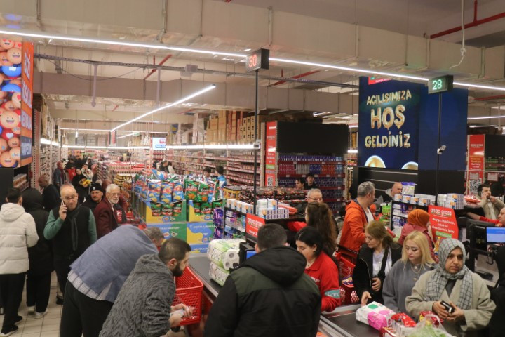 İstanbuldan bile gelen vardı Mağaza önünde çadır kuranlar oldu, 1 kilometrelik kuyruk oluştu İstanbuldan bile gelen vardı Mağaza önünde çadır kuranlar oldu, 1 kilometrelik kuyruk oluştu