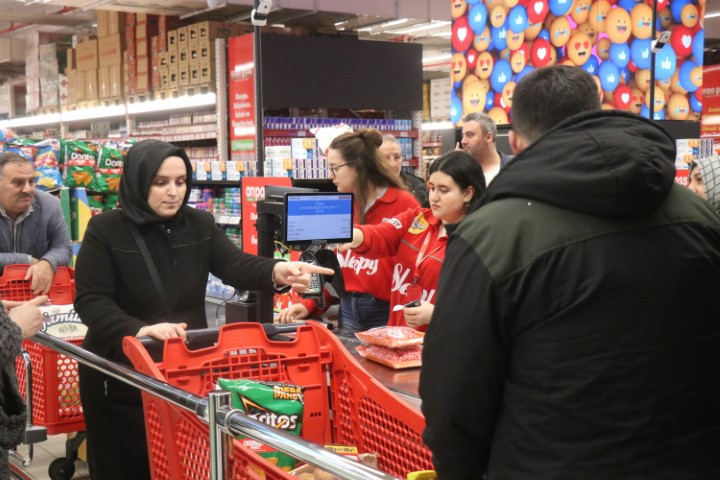 İstanbuldan bile gelen vardı Mağaza önünde çadır kuranlar oldu, 1 kilometrelik kuyruk oluştu İstanbuldan bile gelen vardı Mağaza önünde çadır kuranlar oldu, 1 kilometrelik kuyruk oluştu