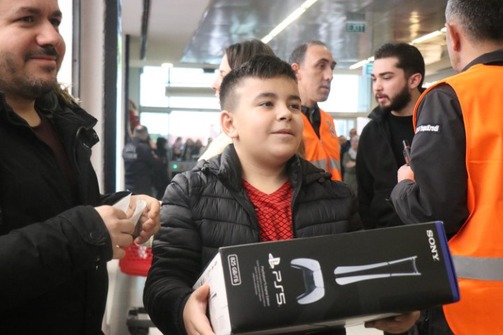 İstanbuldan bile gelen vardı Mağaza önünde çadır kuranlar oldu, 1 kilometrelik kuyruk oluştu İstanbuldan bile gelen vardı Mağaza önünde çadır kuranlar oldu, 1 kilometrelik kuyruk oluştu