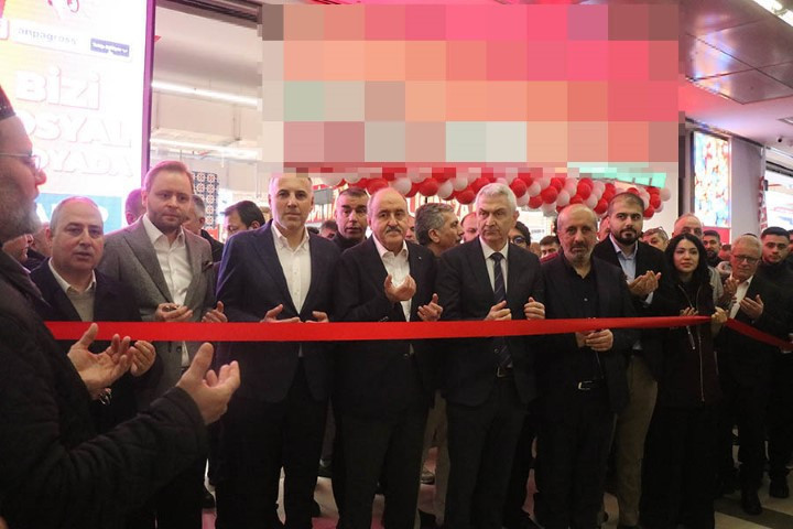 İstanbuldan bile gelen vardı Mağaza önünde çadır kuranlar oldu, 1 kilometrelik kuyruk oluştu İstanbuldan bile gelen vardı Mağaza önünde çadır kuranlar oldu, 1 kilometrelik kuyruk oluştu