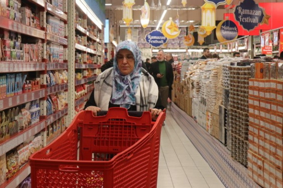 İstanbuldan bile gelen vardı Mağaza önünde çadır kuranlar oldu, 1 kilometrelik kuyruk oluştu İstanbuldan bile gelen vardı Mağaza önünde çadır kuranlar oldu, 1 kilometrelik kuyruk oluştu