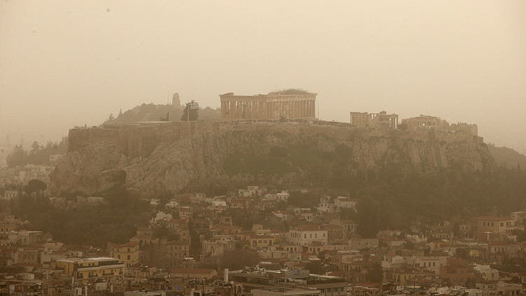 Atina'da gökyüzü sarıya büründü