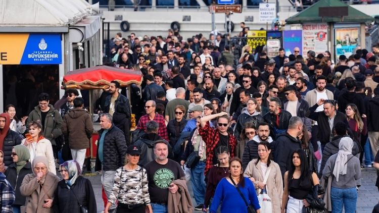 İstanbul'da hava sıcaklığı 23 derece… Kış günü denize girdiler