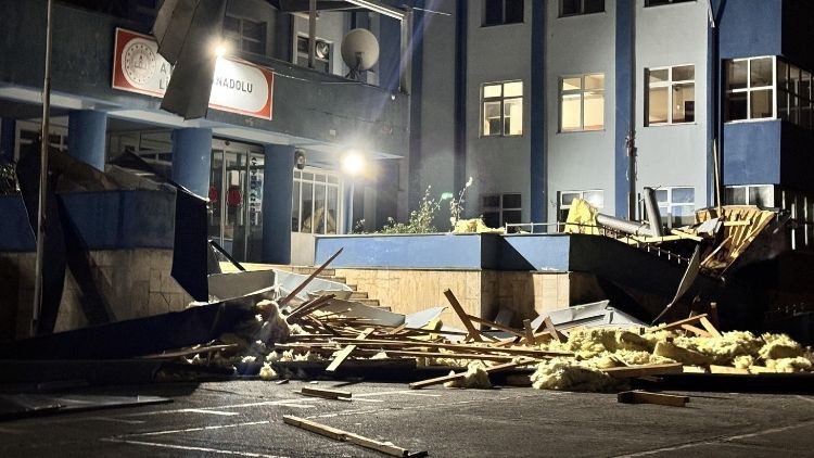 Düzce'de çatısı uçan lisede eğitime yarın ara verildi