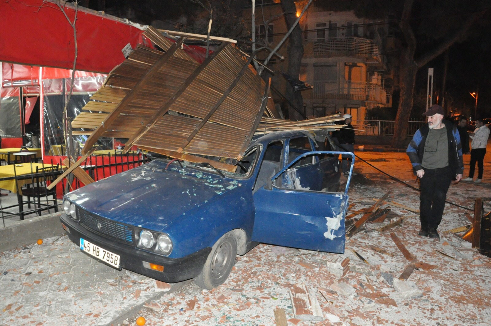 İstanbul'u fırtına vurdu! Binaların çatısı uçtu, denizde dev dalgalar oluştu