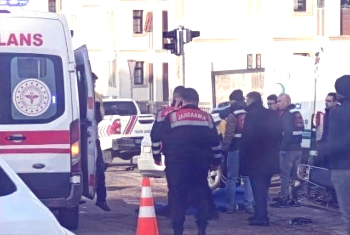 Otomobilin çarptığı motosiklet sürücüsü öldü