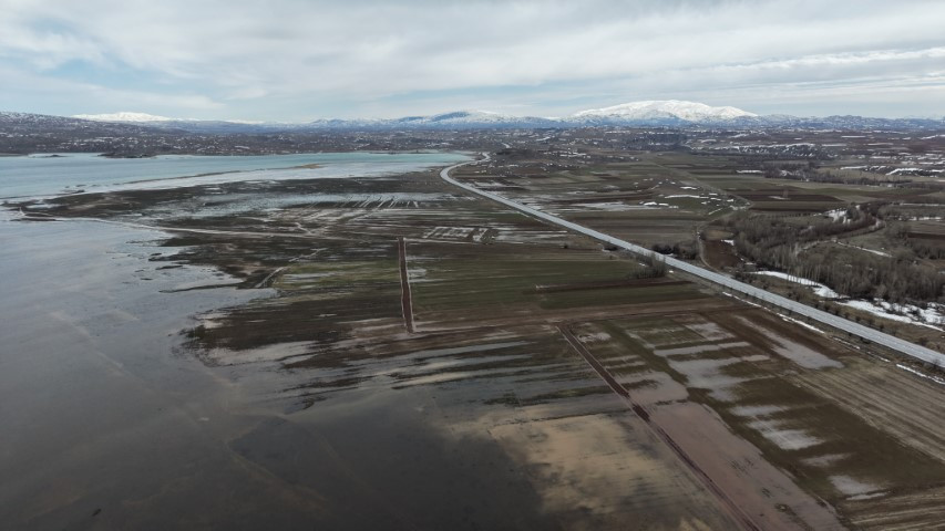 Kentteki yoğun yağıştan sonra kar suları eridi göl taştı Kentteki yoğun yağıştan sonra kar suları eridi göl taştı