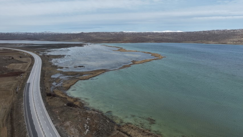 Kentteki yoğun yağıştan sonra kar suları eridi göl taştı Kentteki yoğun yağıştan sonra kar suları eridi göl taştı
