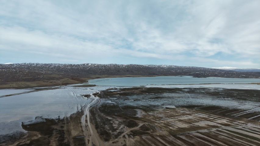 Kentteki yoğun yağıştan sonra kar suları eridi göl taştı Kentteki yoğun yağıştan sonra kar suları eridi göl taştı