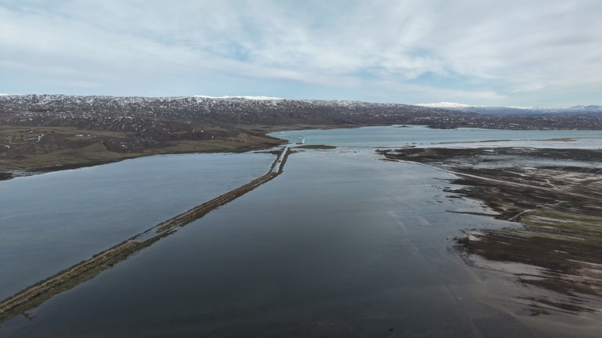 Kentteki yoğun yağıştan sonra kar suları eridi göl taştı Kentteki yoğun yağıştan sonra kar suları eridi göl taştı
