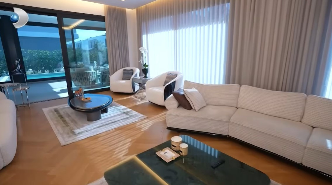 9 çocuk babası ünlü türkücü evinin kapılarını açtı 9 çocuk babası ünlü türkücü evinin kapılarını açtı