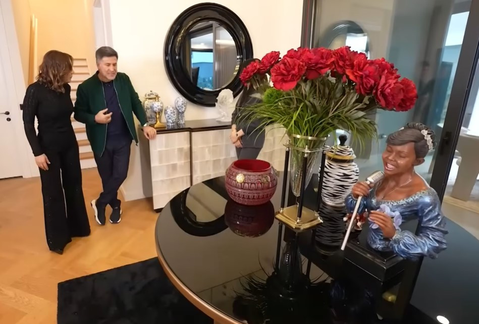 9 çocuk babası ünlü türkücü evinin kapılarını açtı 9 çocuk babası ünlü türkücü evinin kapılarını açtı