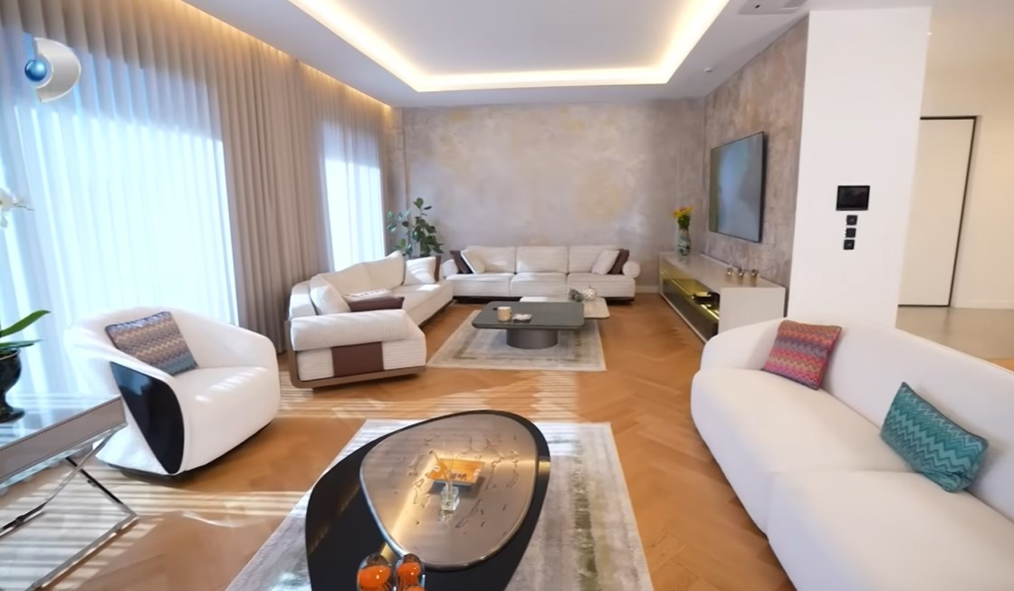 9 çocuk babası ünlü türkücü evinin kapılarını açtı 9 çocuk babası ünlü türkücü evinin kapılarını açtı