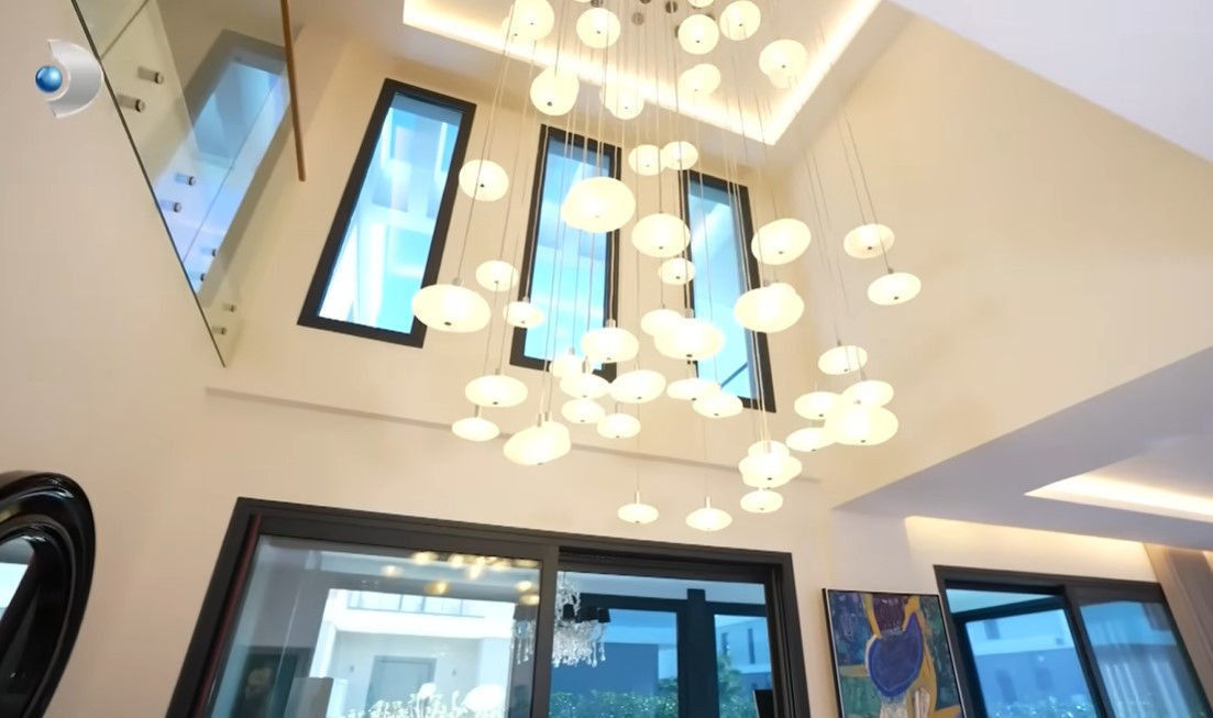 9 çocuk babası ünlü türkücü evinin kapılarını açtı 9 çocuk babası ünlü türkücü evinin kapılarını açtı