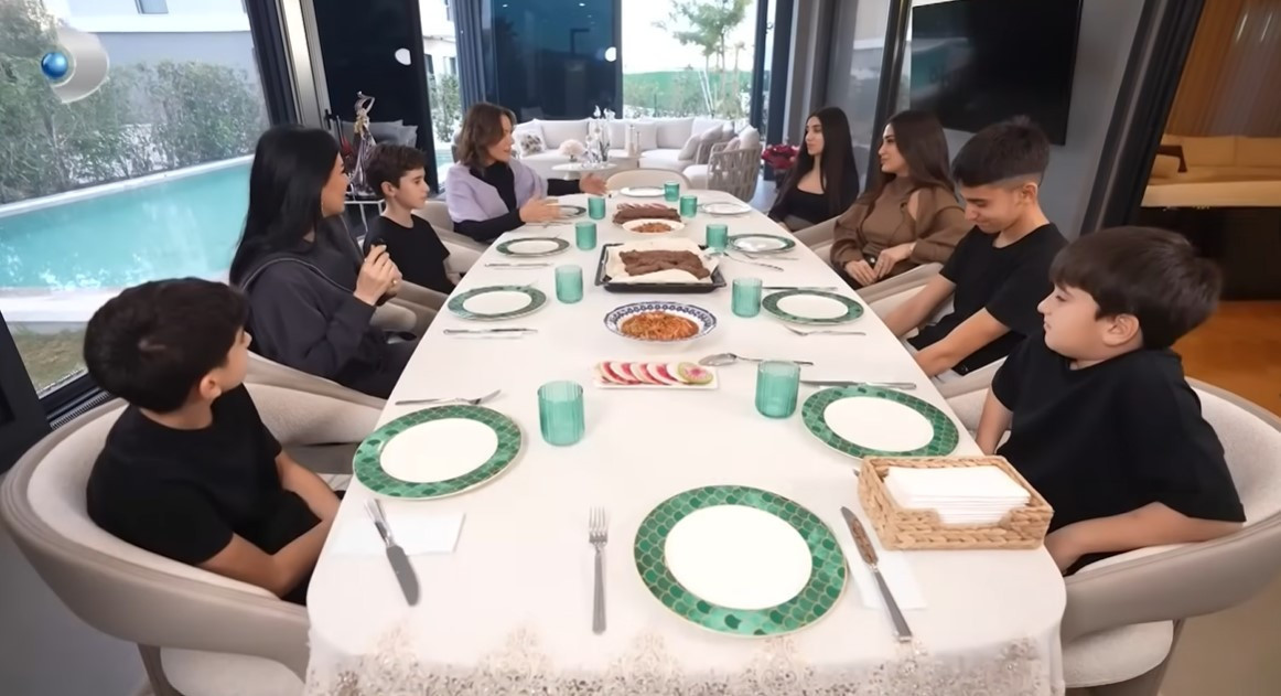 9 çocuk babası ünlü türkücü evinin kapılarını açtı 9 çocuk babası ünlü türkücü evinin kapılarını açtı