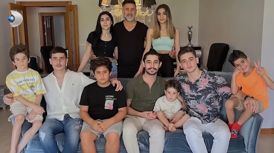 9 çocuk babası ünlü türkücü evinin kapılarını açtı 9 çocuk babası ünlü türkücü evinin kapılarını açtı