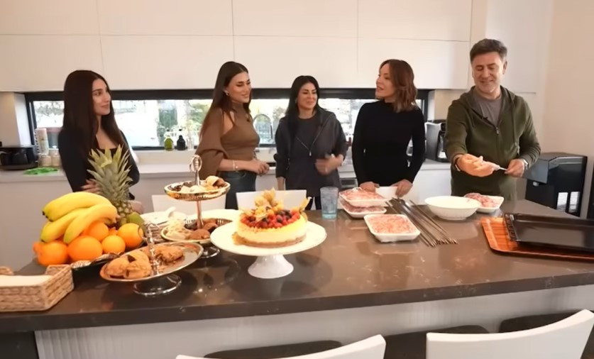 9 çocuk babası ünlü türkücü evinin kapılarını açtı 9 çocuk babası ünlü türkücü evinin kapılarını açtı