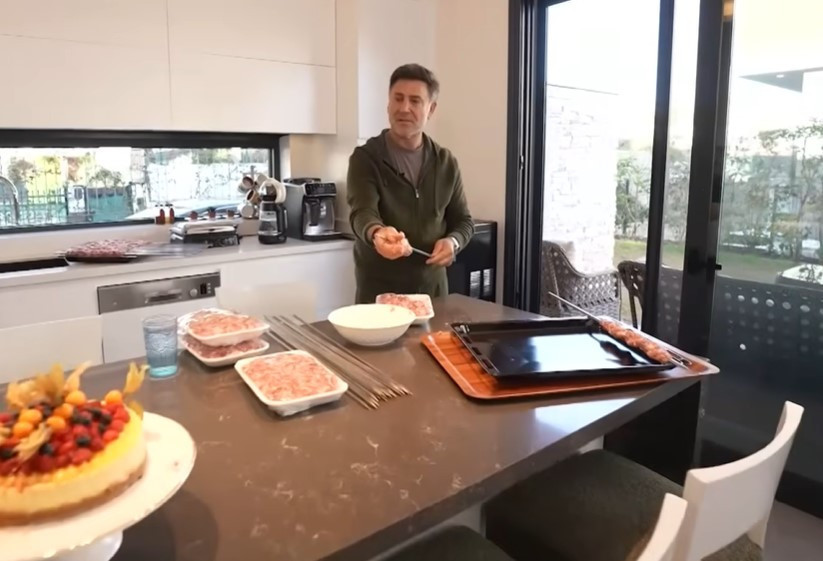 9 çocuk babası ünlü türkücü evinin kapılarını açtı 9 çocuk babası ünlü türkücü evinin kapılarını açtı