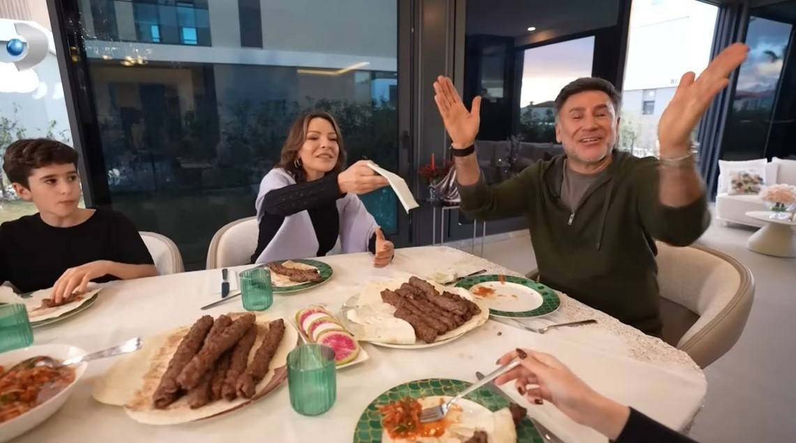 9 çocuk babası ünlü türkücü evinin kapılarını açtı 9 çocuk babası ünlü türkücü evinin kapılarını açtı