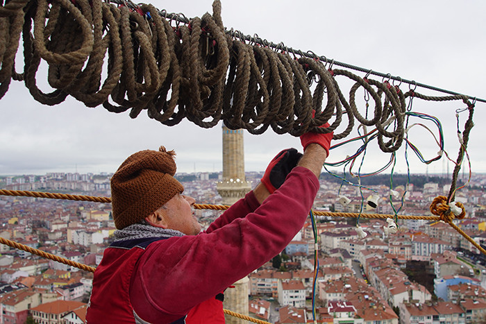  Metrelerce yüksekliğe çıkıp asıyor Mesajlar yurt dışından bile okunabiliyor