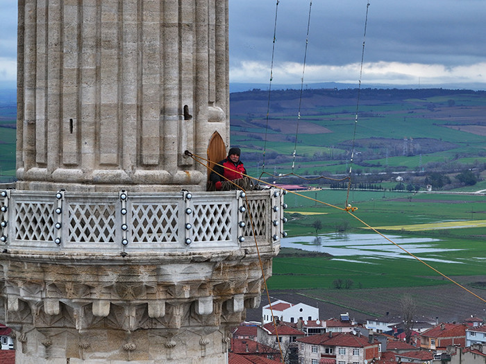  Metrelerce yüksekliğe çıkıp asıyor Mesajlar yurt dışından bile okunabiliyor
