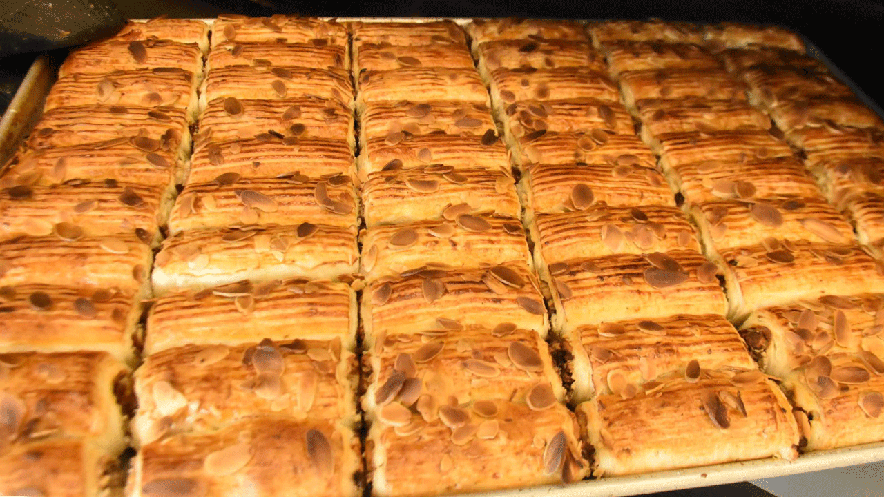 İzmirli ustanın ezber bozan tarifi: Ramazana özel hurmalı börek