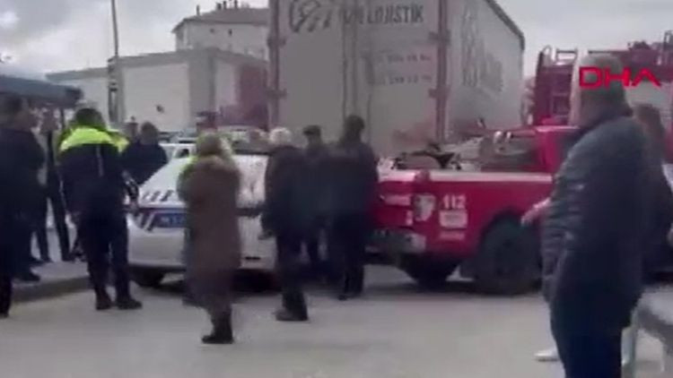 Feci kaza... Tırın altında kalan kadın öldü