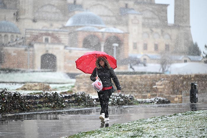  Evler beyaz örtüyle kaplandı Karın keyfini çıkarıyoruz