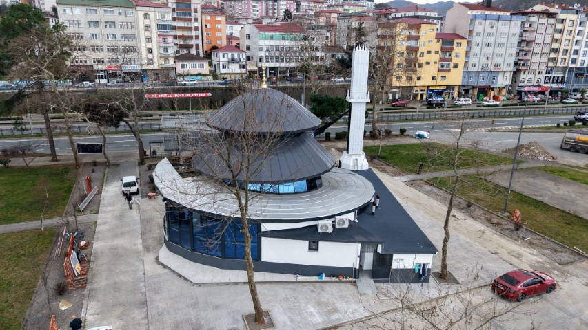 Trabzonda inşa edilen cami, mimari yapısıyla dikkat çekiyor Trabzonda inşa edilen cami, mimari yapısıyla dikkat çekiyor