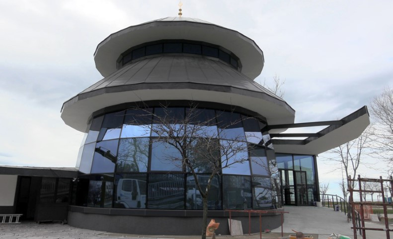 Trabzonda inşa edilen cami, mimari yapısıyla dikkat çekiyor Trabzonda inşa edilen cami, mimari yapısıyla dikkat çekiyor