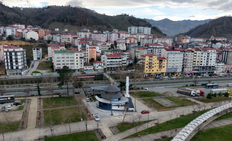 Trabzonda inşa edilen cami, mimari yapısıyla dikkat çekiyor Trabzonda inşa edilen cami, mimari yapısıyla dikkat çekiyor