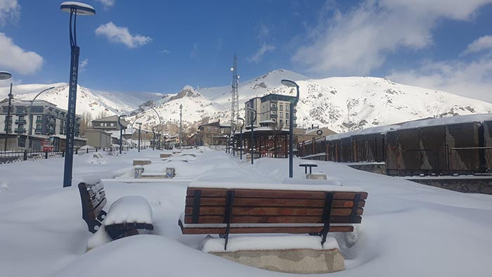 Kar yağışı başladı: Evler beyaz örtüyle kaplandı Karın keyfini çıkarıyoruz