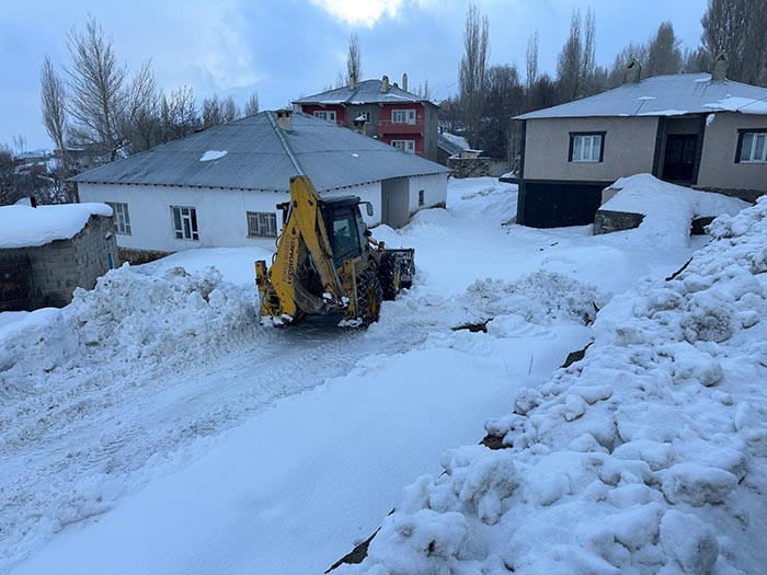 Kar yağışı başladı: Evler beyaz örtüyle kaplandı Karın keyfini çıkarıyoruz