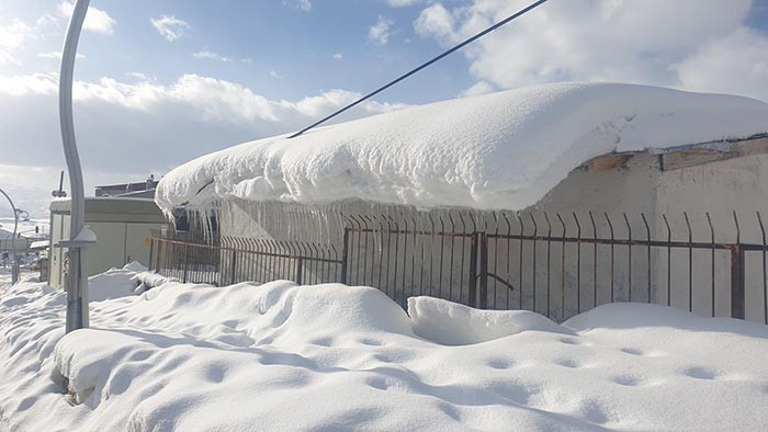 Kar yağışı başladı: Evler beyaz örtüyle kaplandı Karın keyfini çıkarıyoruz