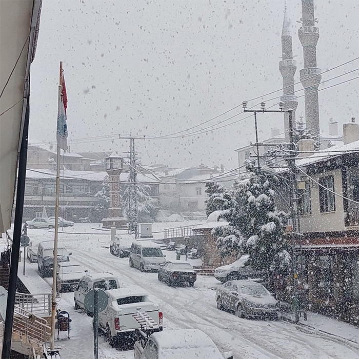 Kar yağışı başladı: Evler beyaz örtüyle kaplandı Karın keyfini çıkarıyoruz