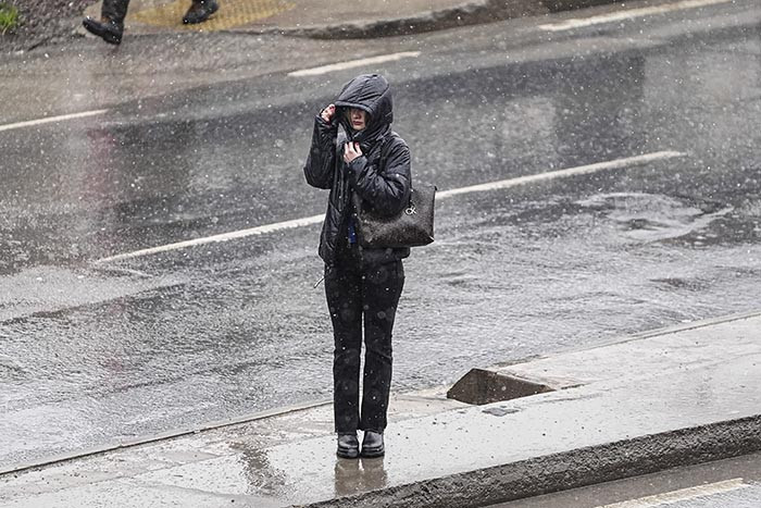 Kar yağışı başladı: Evler beyaz örtüyle kaplandı Karın keyfini çıkarıyoruz
