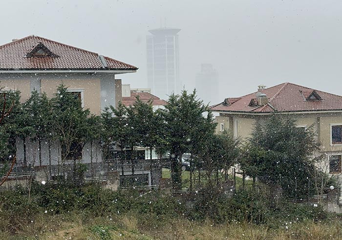 Kar yağışı başladı: Evler beyaz örtüyle kaplandı Karın keyfini çıkarıyoruz