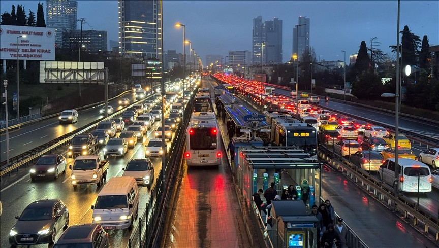 İstanbul'da trafik kilit… Akşam saatlerinde yoğunluk yüzde 90'a çıktı