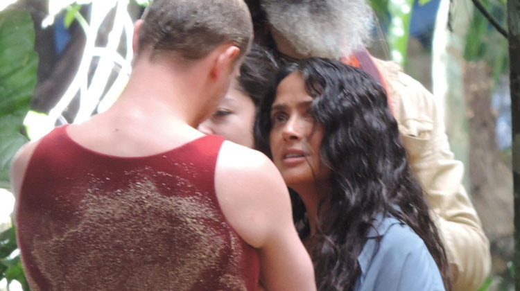 Kendisinin milyonları, kocasının milyarları var: Bu yaşında hala tozun toprağın içinde çalışıyor