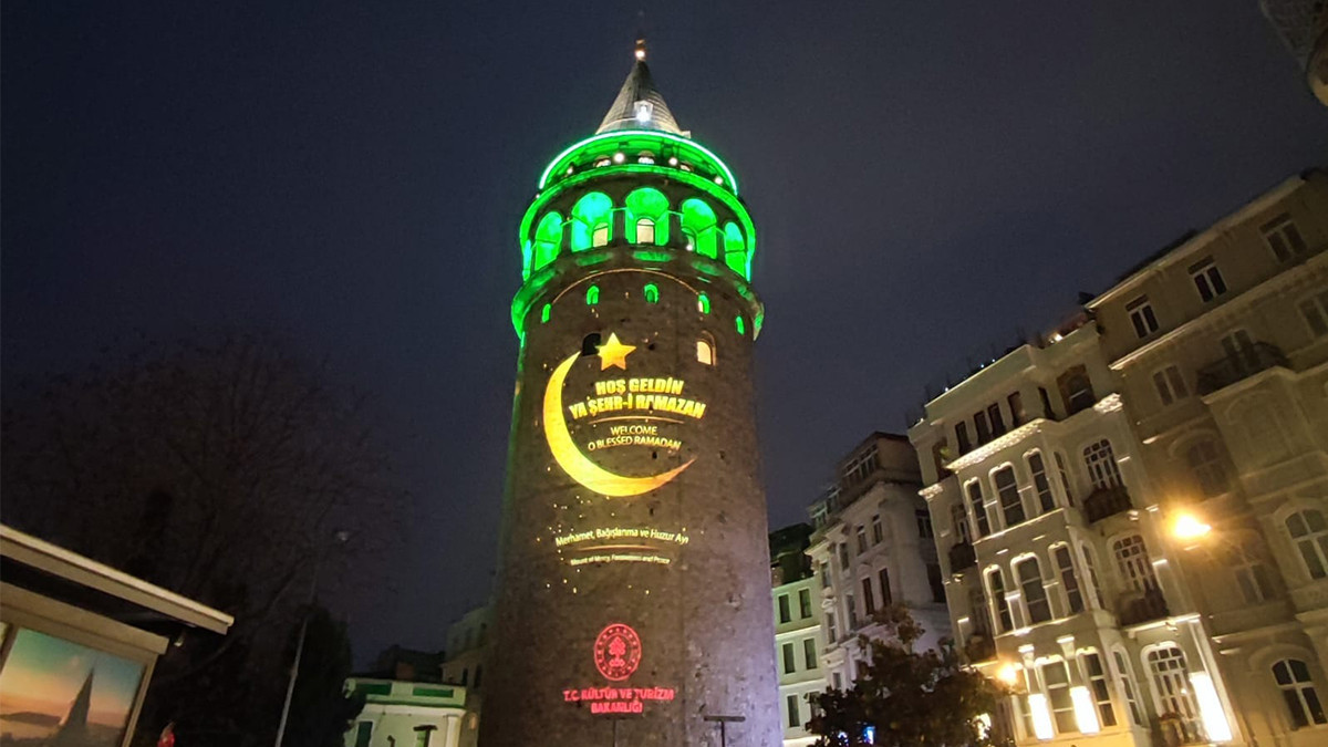 Galata Kulesi'nde Ramazan aydınlatması