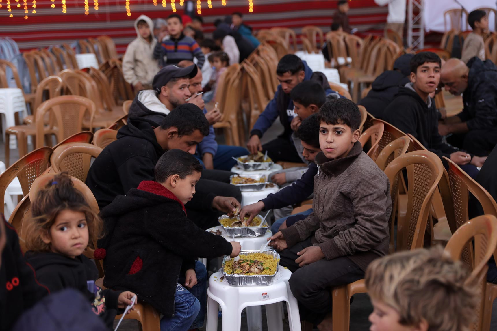 Gazze'deki Filistinliler, İsrail bombalarının sesleri olmadan ilk iftarını açtı