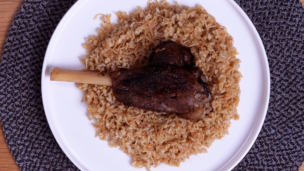 Fırında kuzu incik ve bulgur pilavı tarifi (Videolu)