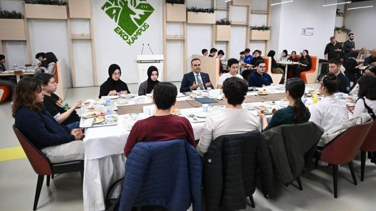 Bakan Kacır, ilk iftarını öğrencilerle yaptı