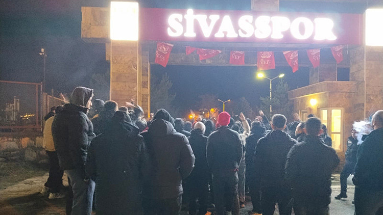 Son dakika golü sonrası Sivasspor taraftarı tesisleri bastı!